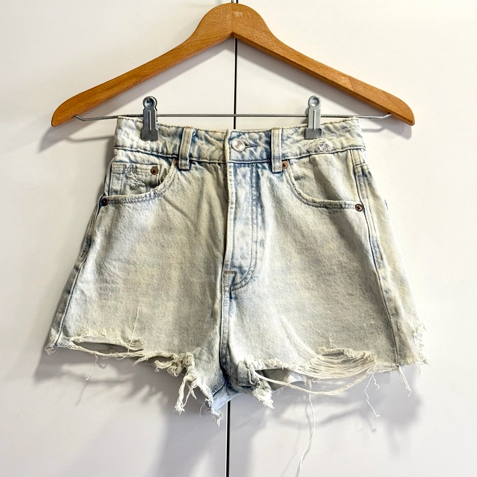 Wijde jeanshorts met used look – photo 4